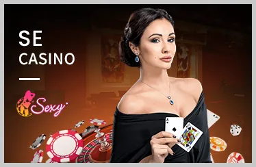 Bàn chơi Poker với các quân bài và chip cược